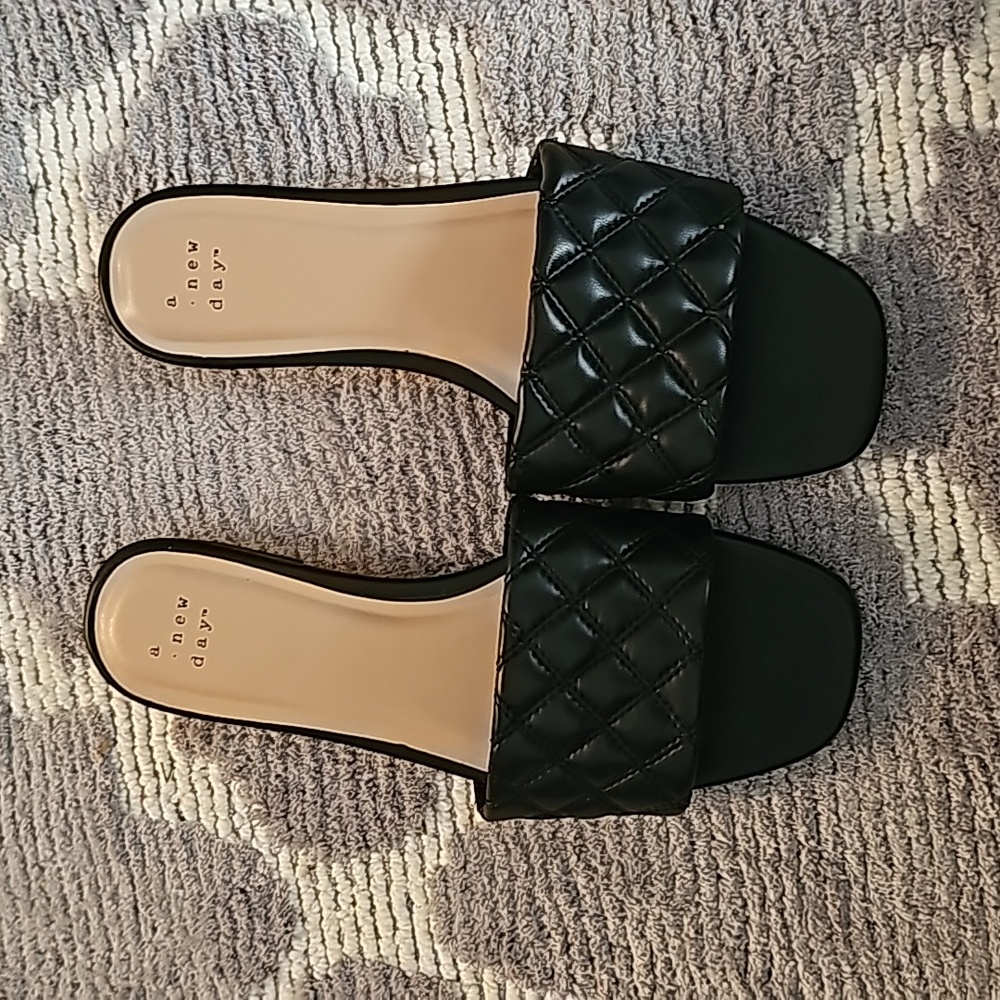 Womens size 7 black quilted slip on sandal